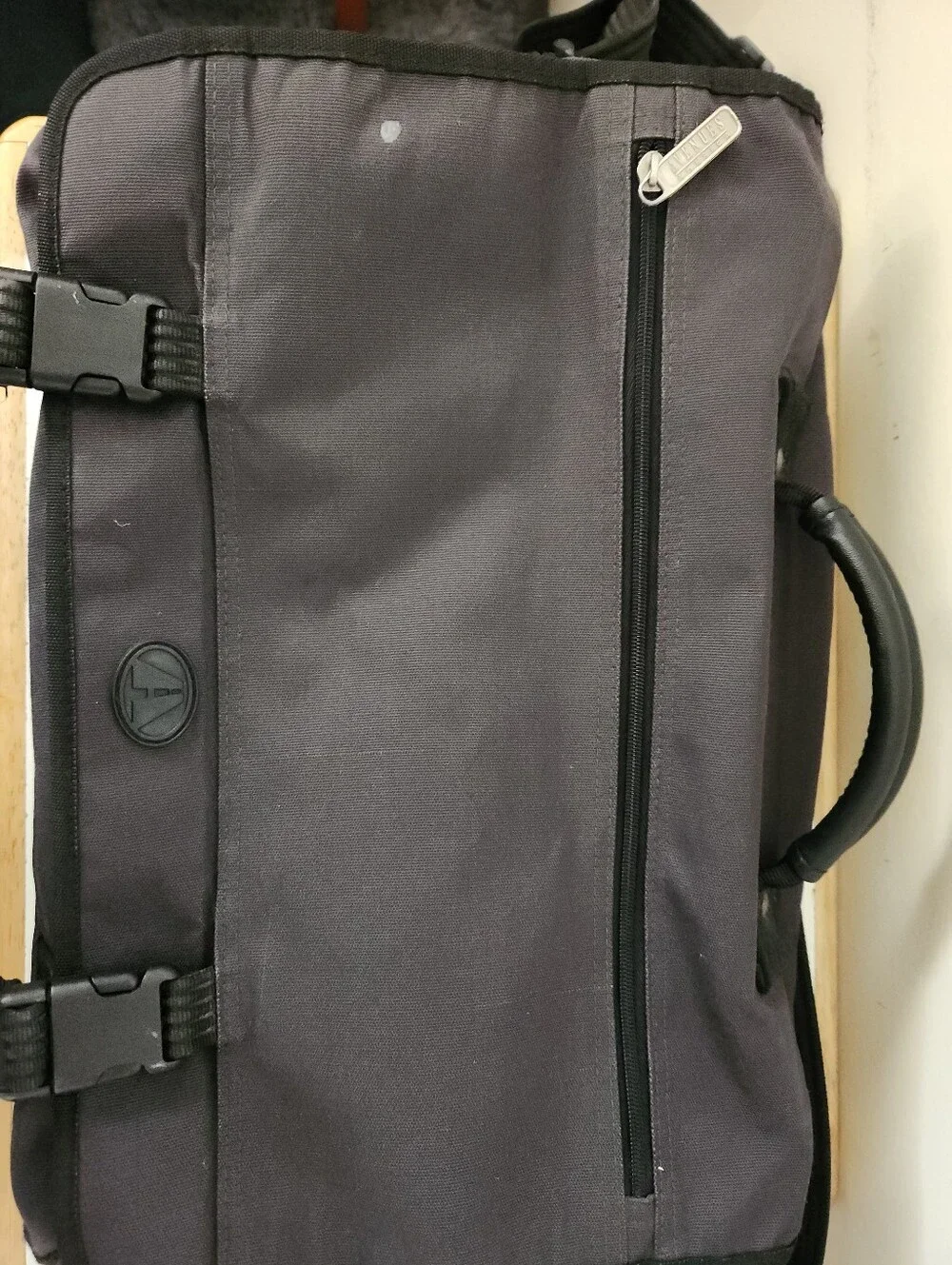 Avenues America Men's Messenger Bag